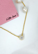 Load image into Gallery viewer, Luminous Necklace with white pearls and pink card