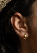 Load image into Gallery viewer, Model wearing bold hoops and modern maharani pendant in outdoor with hat