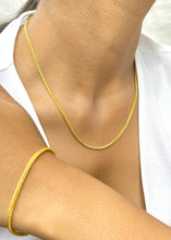 Load image into Gallery viewer, Model wearing Box chain and Box bracelet on neck and hands
