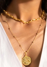 Load image into Gallery viewer, Model wearing catena necklace and modern maharani pendant
